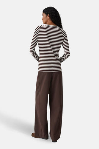Bruine T-shirt met lange mouwen van OPUS, met horizontale strepen en gecombineerd met wijde bruine broek.