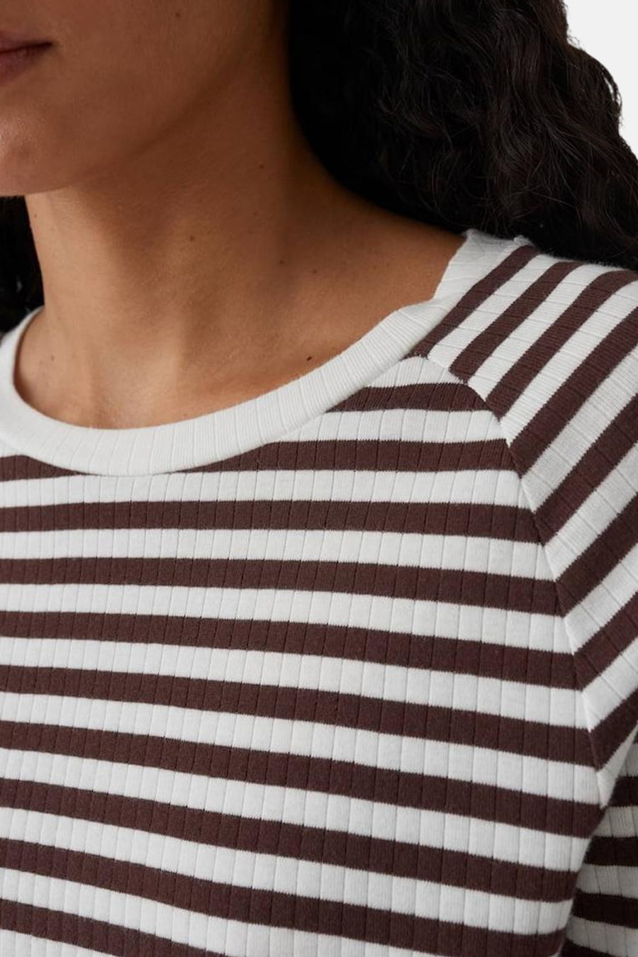 Bruin gestreept T-shirt met lange mouwen van OPUS, met een ronde halslijn en ribgebreide textuur.
