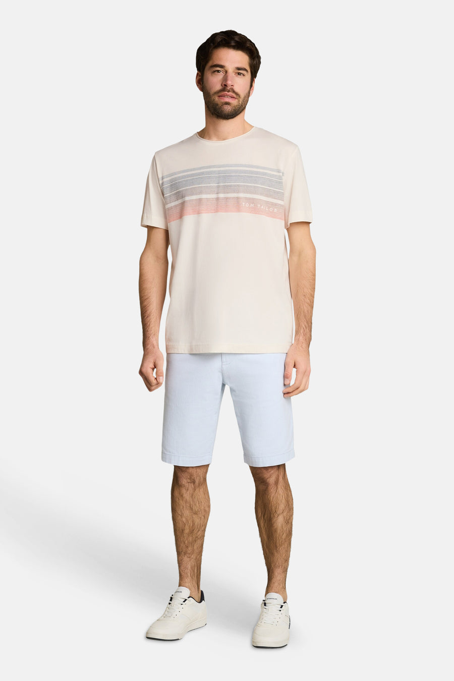 Witte korte mouw T-shirt met horizontale strepen van TOM TAILOR, gedragen met lichte korte broek en witte sneakers, front view.