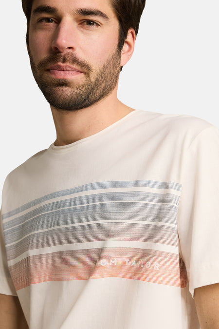 Witte korte mouw T-shirt van TOM TAILOR met horizontale strepen in blauw, zwart en roestkleur, voorzien van logo in wit op borst, close-up van model.