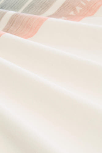 Witte korte mouwen T-shirt van TOM TAILOR, close-up met zachte stoftextuur en subtiele roze-grijze strepenpatroon
