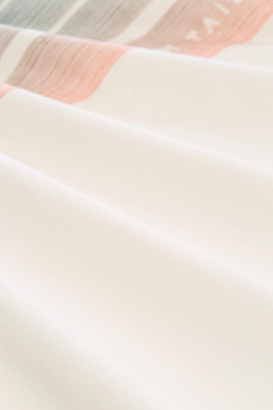 Witte korte mouwen T-shirt van TOM TAILOR, close-up met zachte stoftextuur en subtiele roze-grijze strepenpatroon