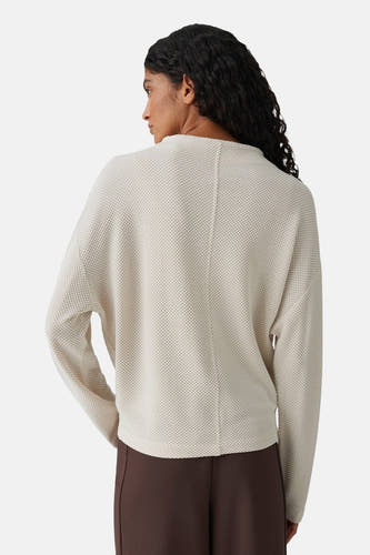 Beige T-shirt met lange mouwen van OPUS, met een fijn geweven textuur en een naad op de rug.
