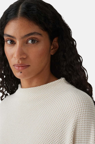 Beige T-shirt met lange mouwen van OPUS, met een fijn geweven textuur en een ronde halslijn.