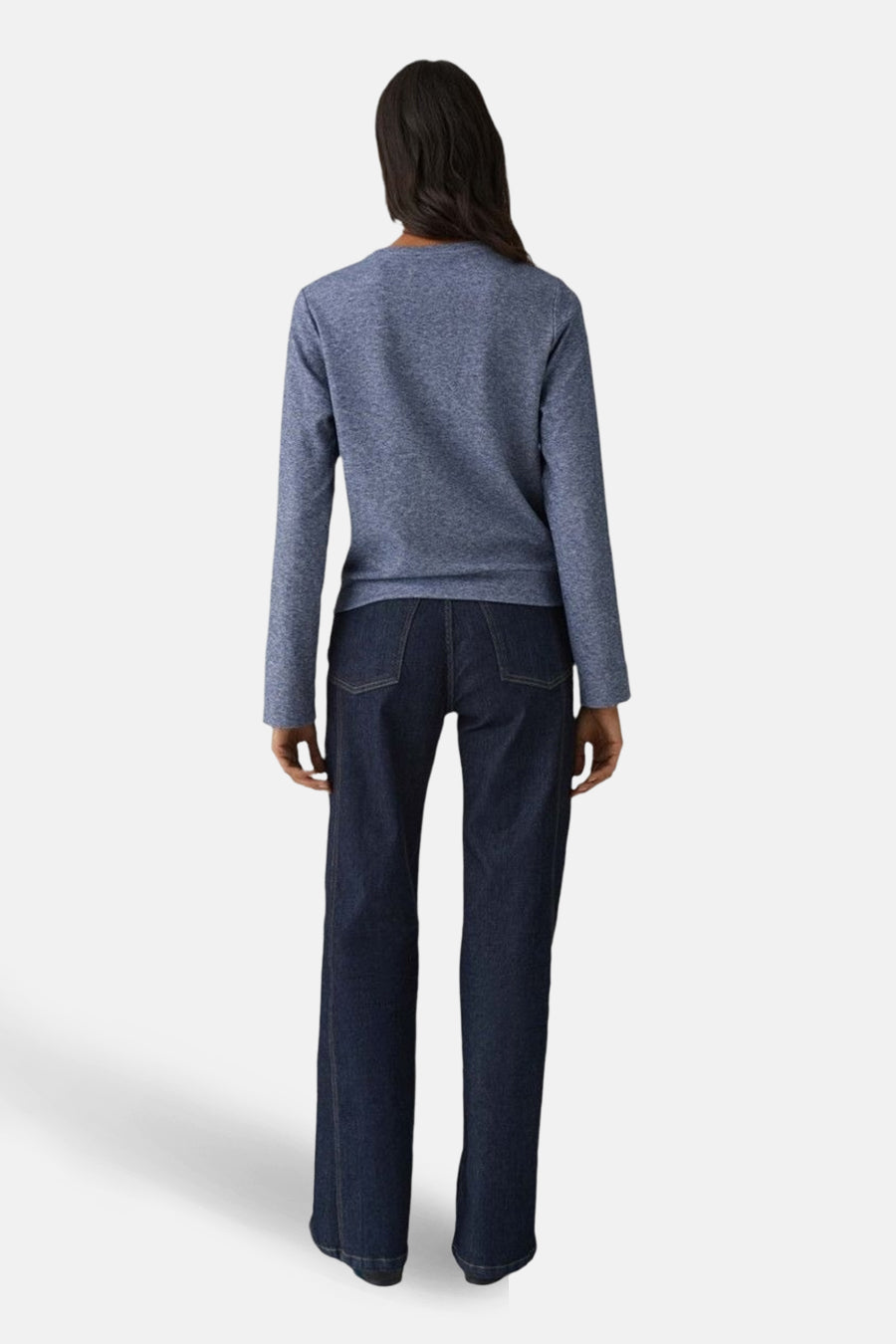 Blauwe trui met ronde hals van OPUS, gezien van achteren, gecombineerd met een donkere jeans.
