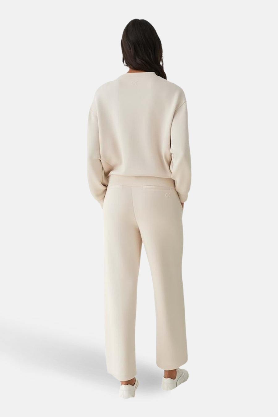 Beige pull met ronde hals van OPUS, gezien van achteren, met bijpassende broek en witte sneakers.
