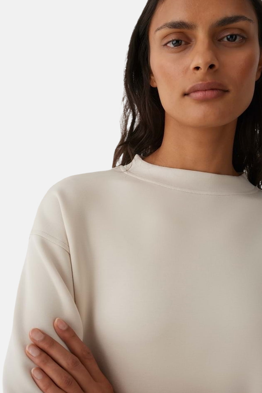 Pull beige à col rond OPUS, à manches longues et au design uni.