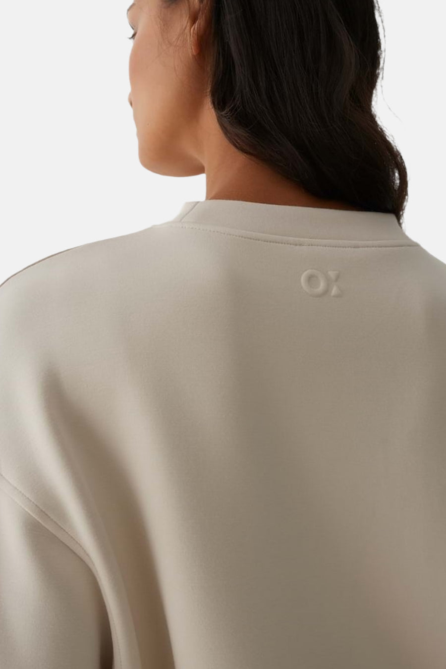Pull beige à col rond OPUS, avec logo discret au dos.