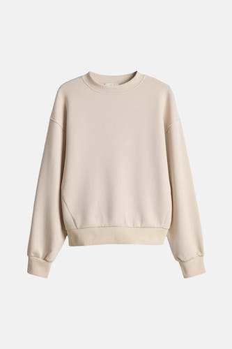 Pull beige à col rond OPUS, à manches longues et bords côtelés.