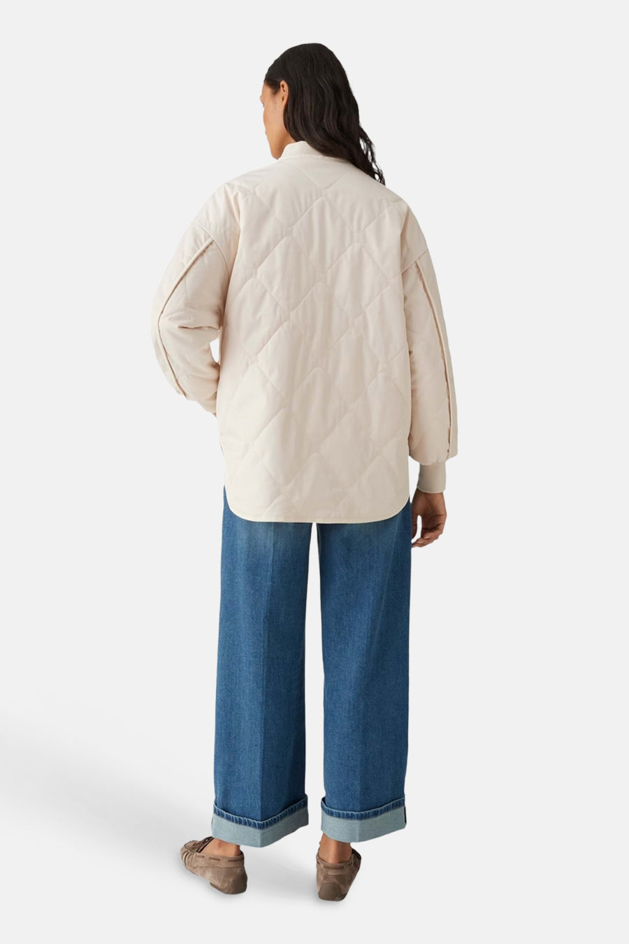 Beige jas van OPUS, met ruitpatroon en lange mouwen, gedragen met wijde jeans en mocassins.