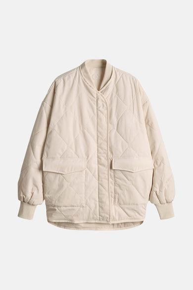 Manteau court beige d'OPUS, avec un matelassage en losange et deux poches sur le devant.