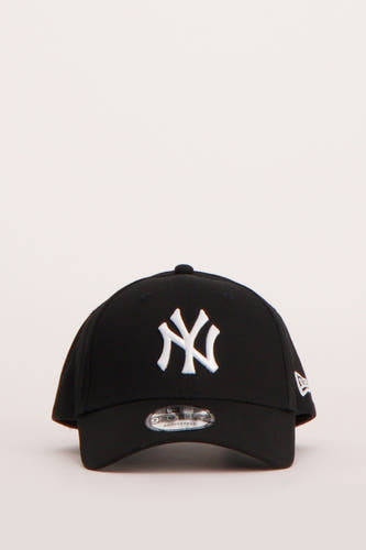 Zwarte pet van New Era met wit New York Yankees logo op de voorkant.