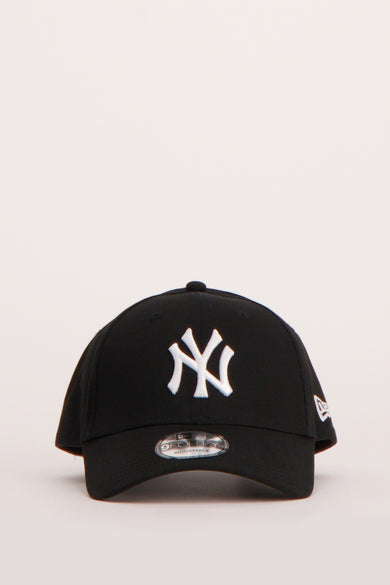 Zwarte pet van New Era met wit New York Yankees logo op de voorkant.