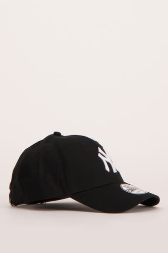 Zwarte pet van NEW ERA, met een geborduurde witte "NY" aan de voorkant.