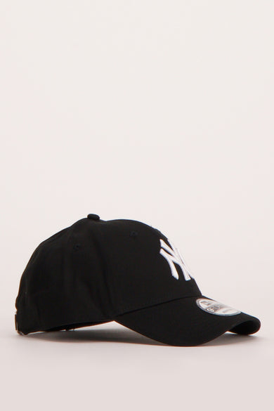 Zwarte pet van NEW ERA, met een geborduurde witte "NY" aan de voorkant.