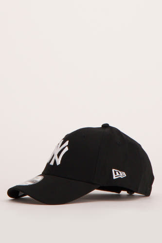 Zwarte pet van NEW ERA, met het Yankees logo aan de voorkant en een verstelbare sluiting.