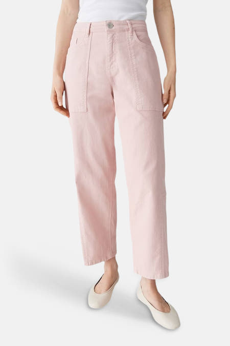 Roze broek van OPUS, met zakken op de voorkant en gecombineerd met platte schoenen.
