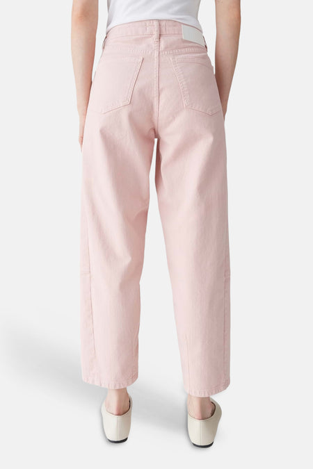 Roze broek van OPUS, met wijde pijpen en achterzakken, gezien van achteren.