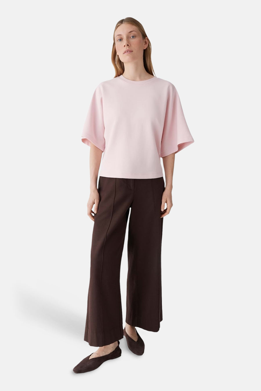 Roze sweater met ronde hals van OPUS, met wijde mouwen, gecombineerd met bruine broek en schoenen.