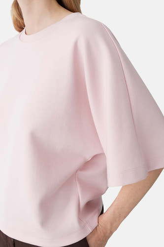 Pull rose d'OPUS, avec des manches courtes amples et un col rond.