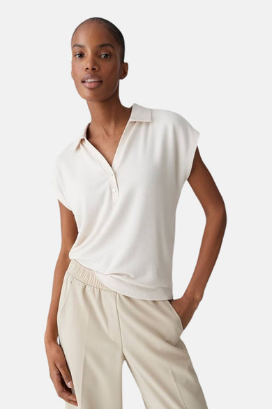 Blouse écru à manches courtes d'OPUS, vue de dos, combinée avec un pantalon palazzo de couleur crème.