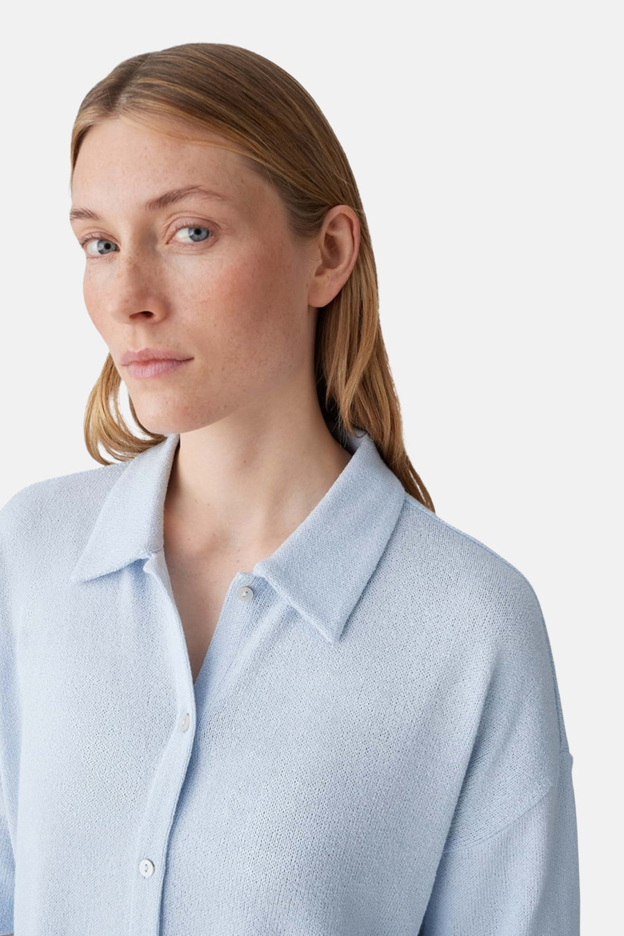 Gilet bleu d'OPUS, avec une texture finement tricotée et un col classique.