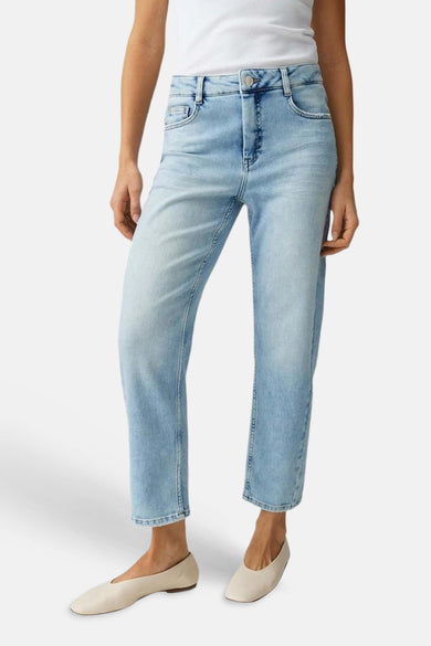 Jean Mom bleu clair en denim OPUS avec coutures diagonales sur le bas des jambes et un délavage.