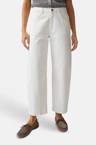 Jean en denim blanc cassé coupe spéciale OPUS, dos avec poches plaquées et mocassins marron.