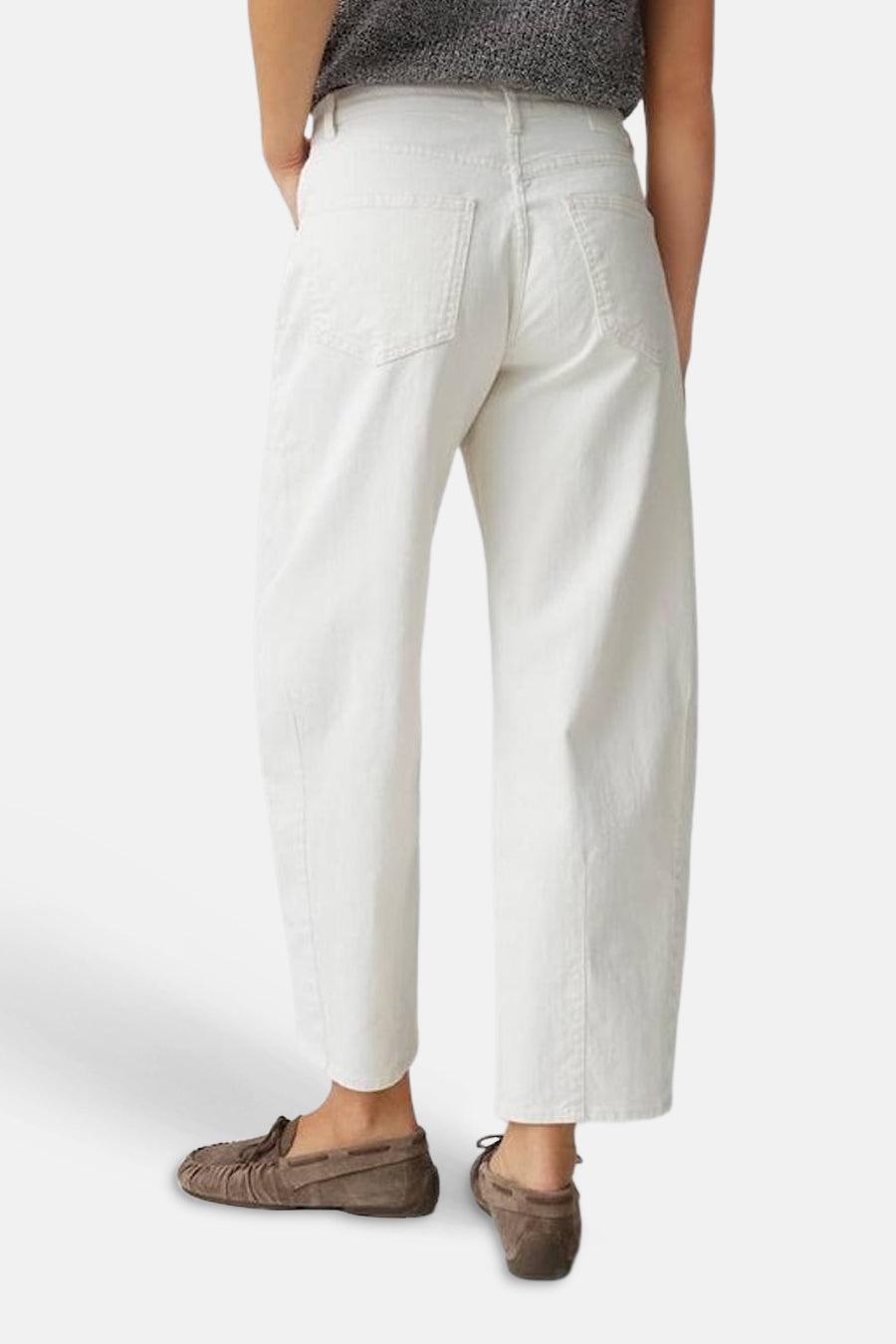 Off-white denim jeans met speciale pasvorm van OPUS, achterkant met opgestikte zakken en bruine mocassins.