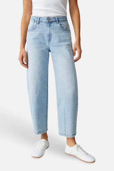 Lichtblauwe denim jeans met speciale pasvorm van OPUS, met wijde pijpen en een splitje onderaan, gestyled met wit hemd en sneakers.