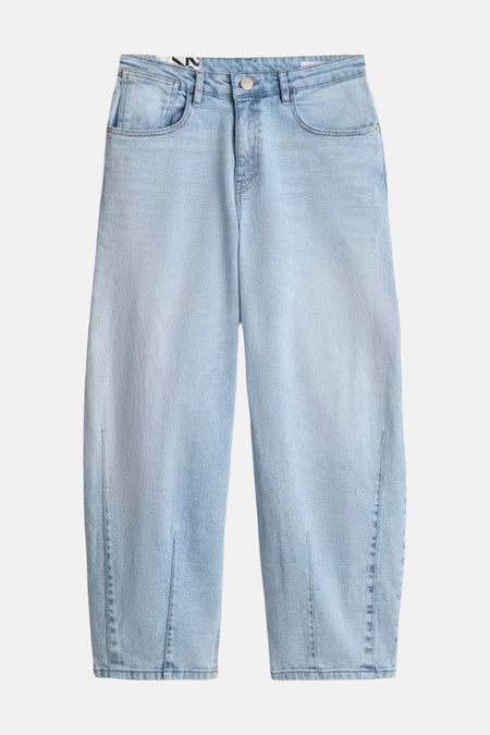 Lichtblauwe denim jeans van OPUS met rechte pasvorm, voorzakken en verticale naden met splitjes aan de onderkant.