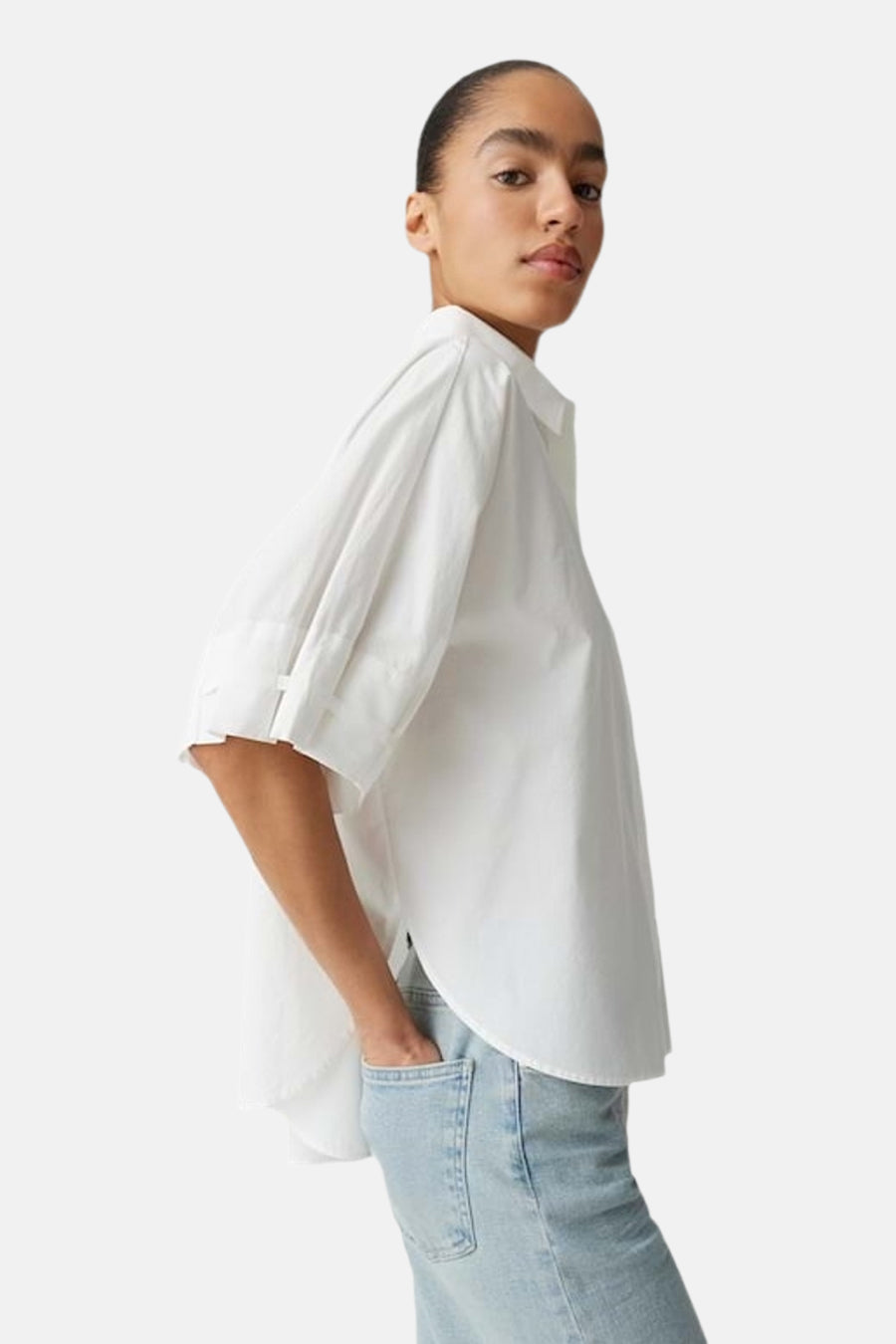 Wit hemd van OPUS met korte mouwen, omgeslagen manchet en afgeronde zoom, gedragen met lichte jeans.