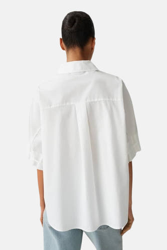 Chemise blanche à manches courtes OPUS, coupe ample, avec col, pli au dos et ourlet arrondi, vue arrière.