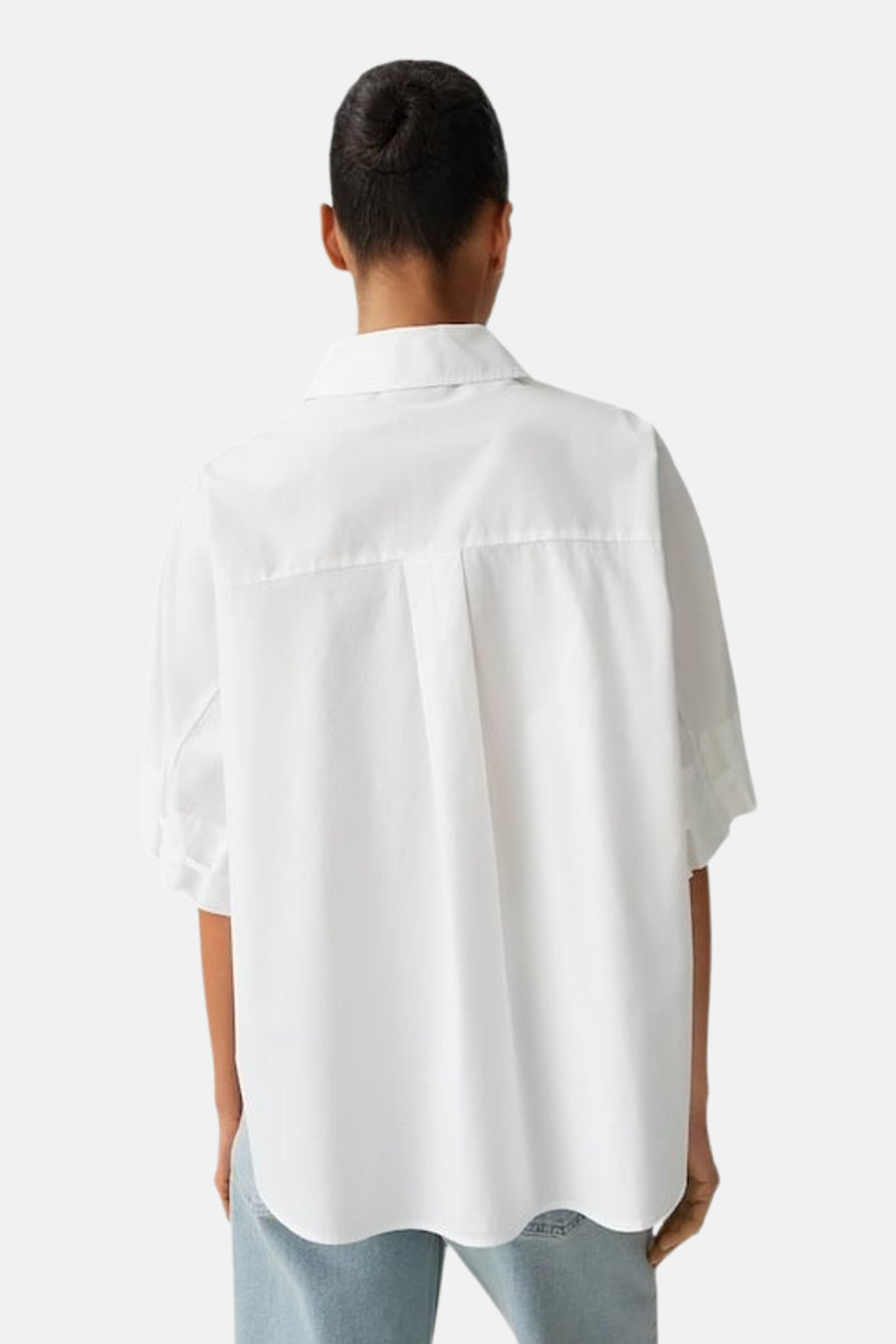 Chemise blanche à manches courtes OPUS, coupe ample, avec col, pli au dos et ourlet arrondi, vue arrière.