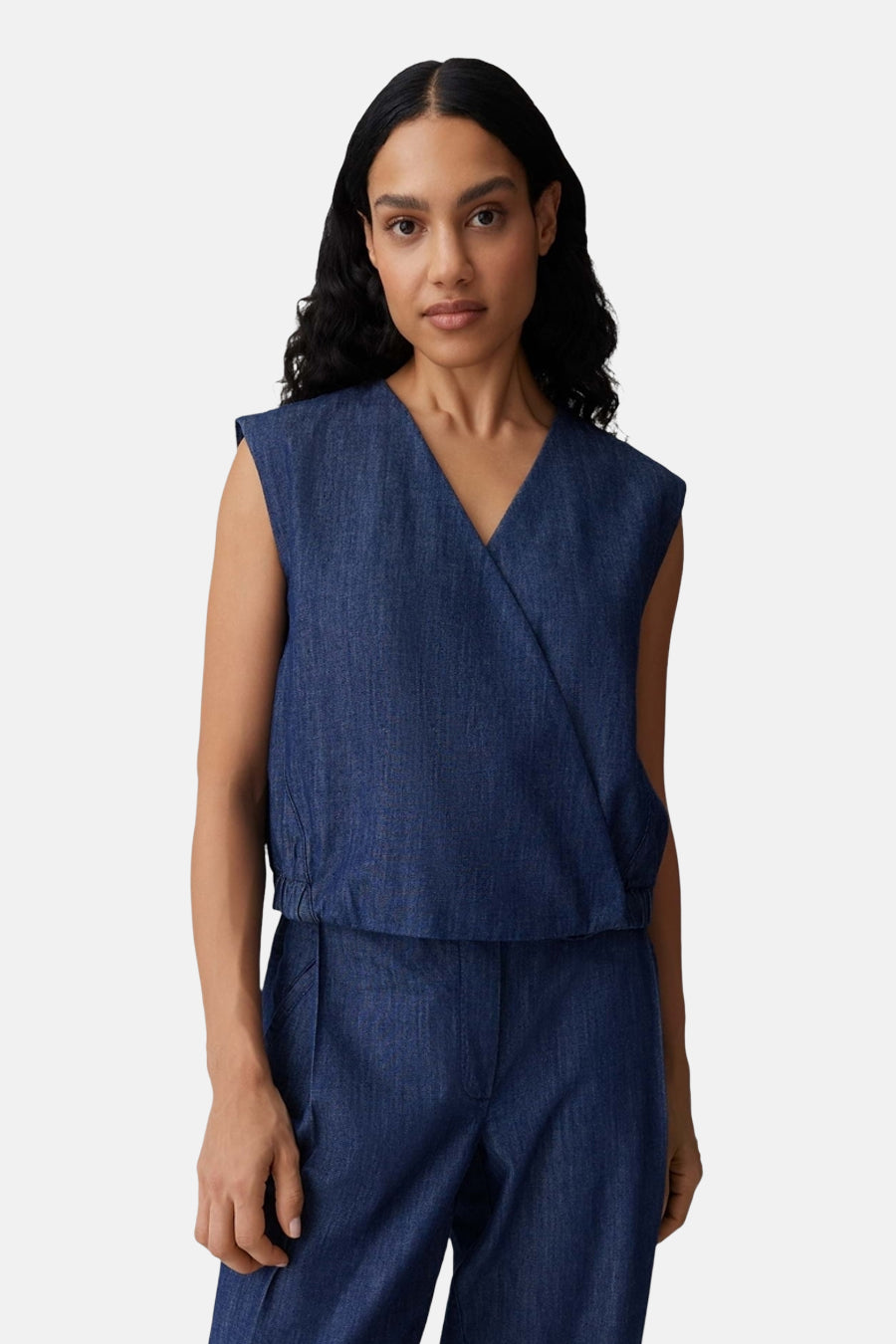 Blouse sans manches en denim bleu foncé OPUS avec ourlet élastique, dos et pantalon assorti visibles.