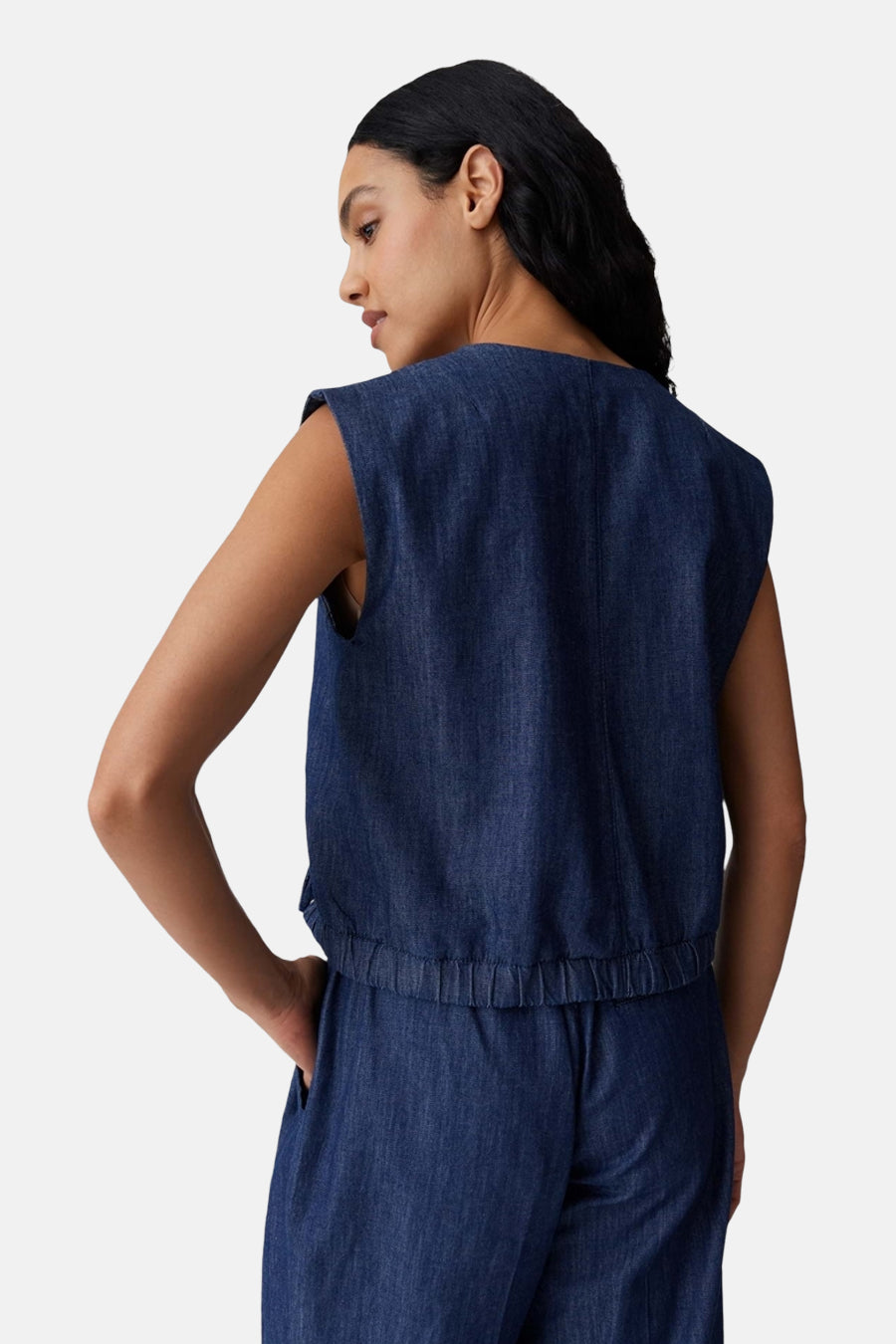 Donkerblauwe mouwloze denim blouse van OPUS met elastische zoom, achterkant en bijpassende broek zichtbaar.