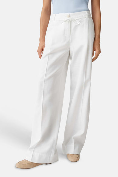 Ecru wijde broek van OPUS met trekkoord en knoopsluiting, gestyled met een lichtblauwe top en beige mocassins.