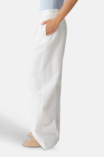 Ecru broek van OPUS met wijde pijpen, elastische taille en steekzakken, gedragen met blauwe top en suède loafers.