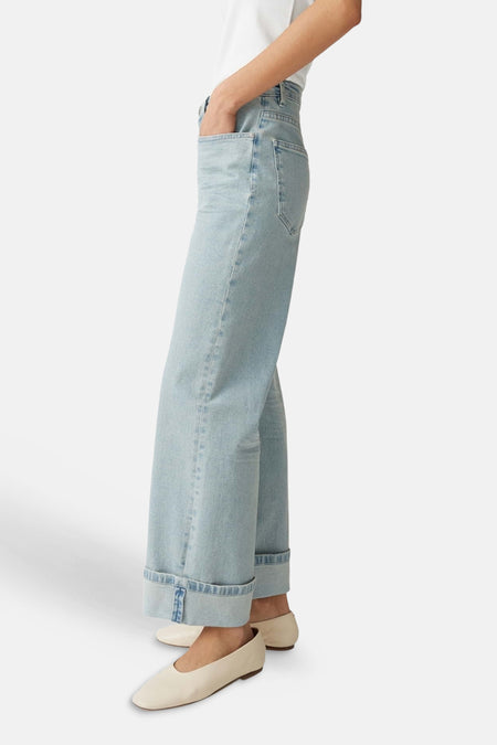 Lichtblauwe wijde jeans van OPUS met omgeslagen pijpen, van opzij gezien.
