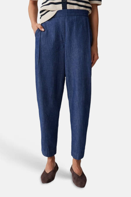 Blauwe damesbroek van OPUS, met hoge taille en losse pijpen, gecombineerd met bruine schoenen.
