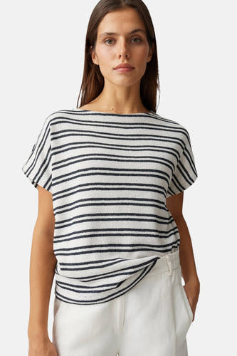 T-shirt blanc à rayures noires OPUS, en tissu éponge, à manches courtes, porté sur un pantalon blanc.