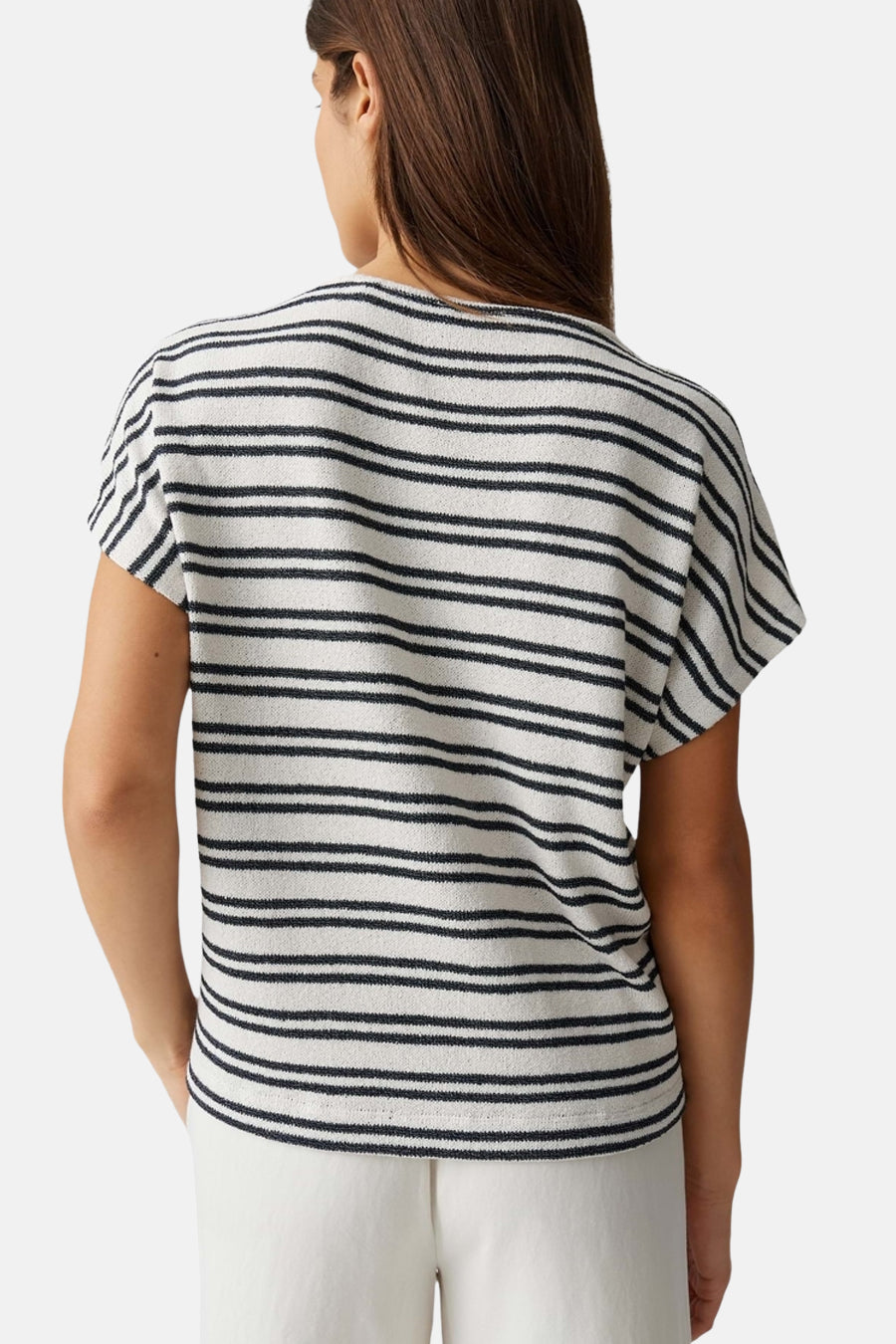 Wit T-shirt met zwarte strepen van OPUS, in badstof-achtige stof, met korte mouwen, achterzijde, gedragen over een witte broek.