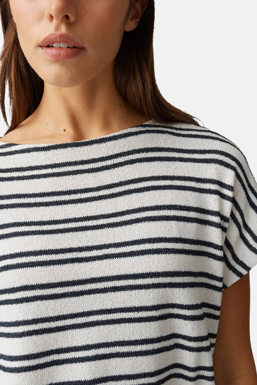 T-shirt à manches courtes rayé blanc et bleu marine d'OPUS, avec un col bateau et un tissu finement tricoté.