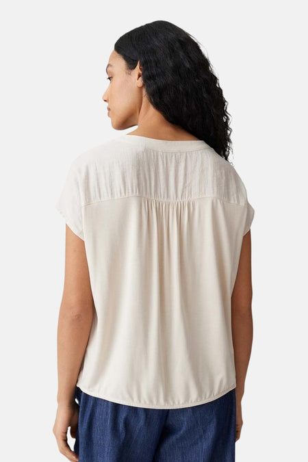 Ecru blouse met korte mouwen van OPUS, achteraanzicht met getextureerde jukpas en plooien.