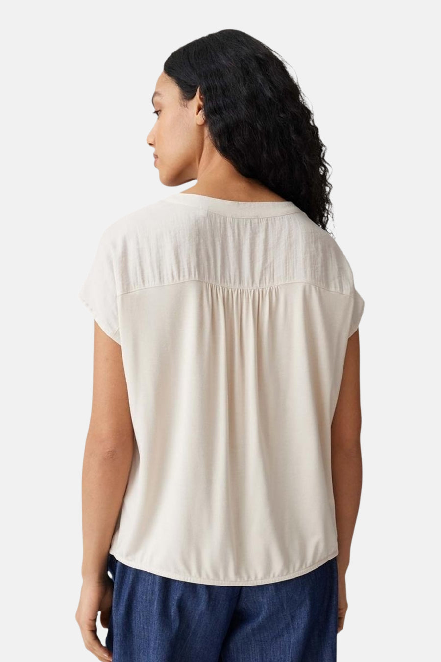 Ecru blouse met korte mouwen van OPUS, achteraanzicht met getextureerde jukpas en plooien.