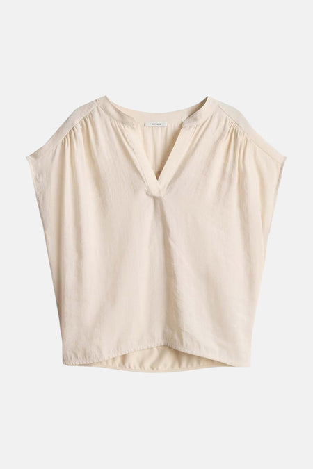 Ecru blouse met korte mouwen van OPUS, met V-hals en plooien op de schouders, platliggend.