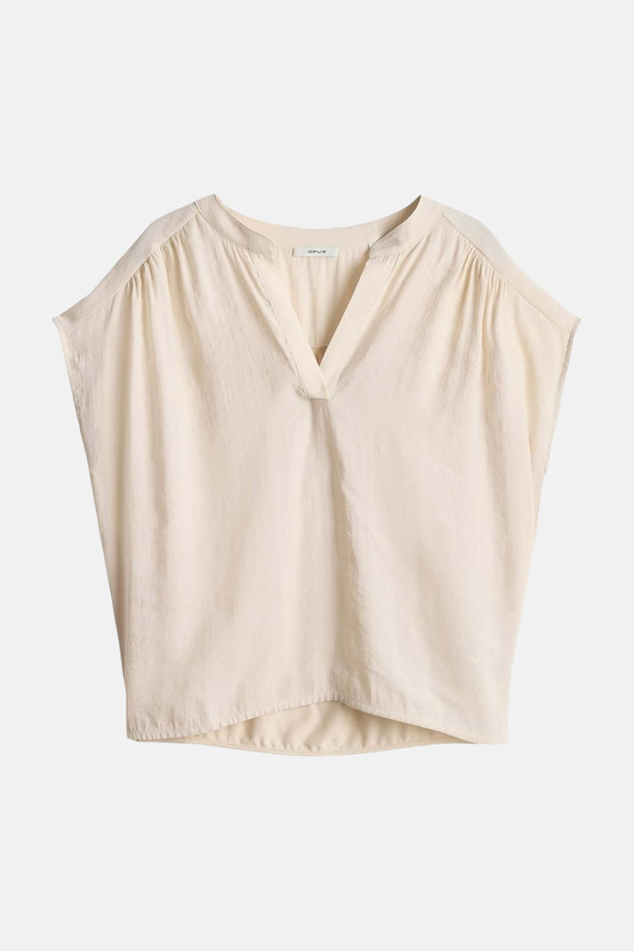 Ecru blouse met korte mouwen van OPUS, met V-hals en plooien op de schouders, platliggend.