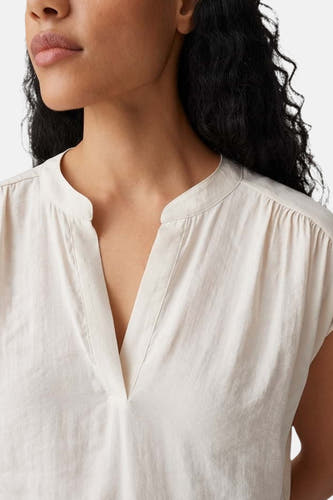 Ecru blouse met korte mouwen van OPUS met V-hals, opstaande kraag en geplooide schouders.