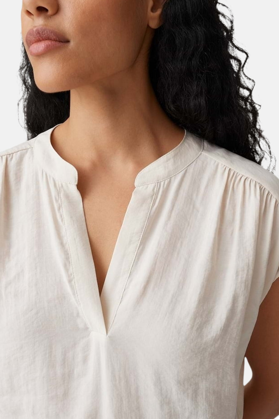 Ecru blouse met korte mouwen van OPUS met V-hals, opstaande kraag en geplooide schouders.