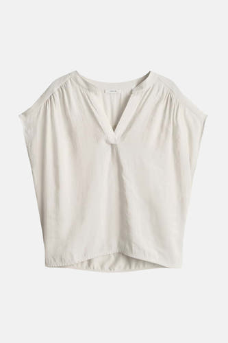 Ecru blouse met korte mouwen van OPUS, met V-hals, losvallend model en geplooide schouders.